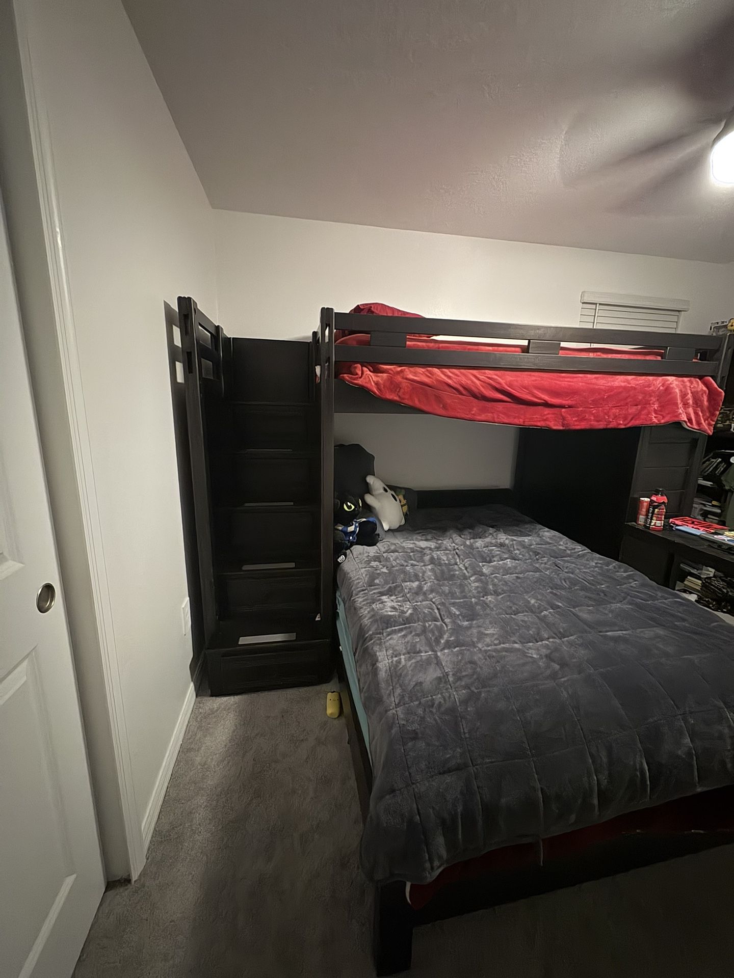 🛏️ Solid Wood Bunk Bed – Twin over Full w/ Dressers & Side Table! 🛏️ Delivery available!!