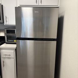 Medea 18 cu. Ft. In Stainless Steel