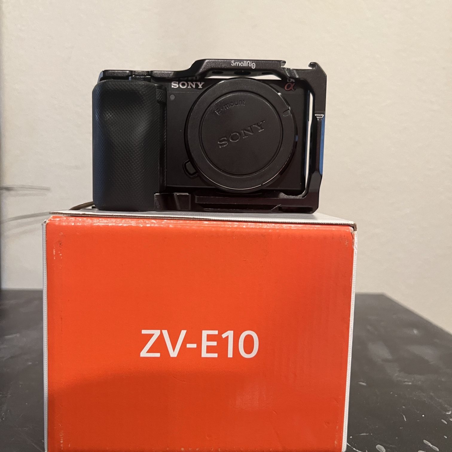   SONY ZV-E10   MINT CONDITION   CAMERA