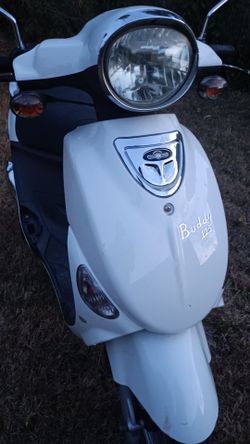 Scooter  .. Adult Size "Genuine Buddy 125cc"