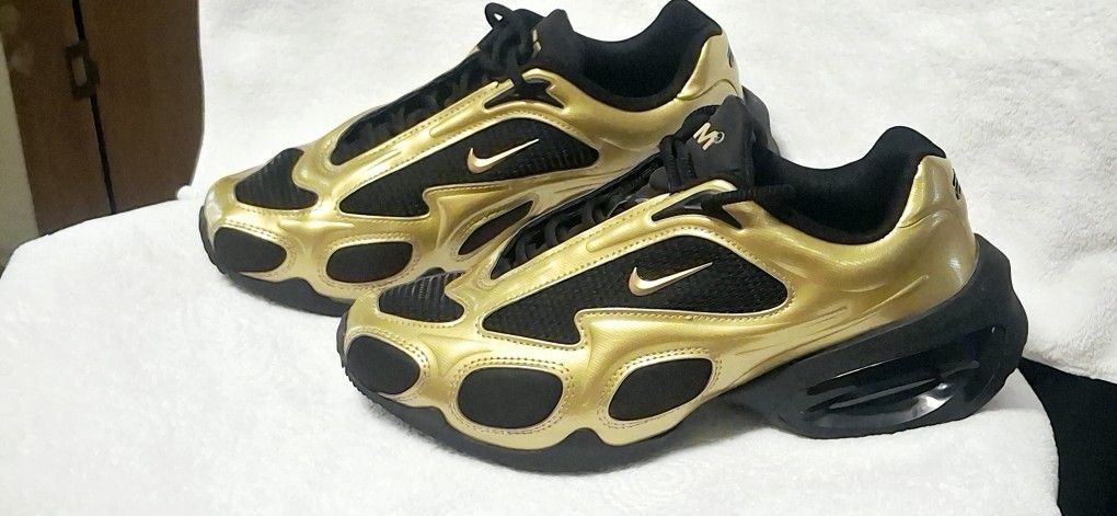 Nike Air Max Muse in the Metallic Gold/Black colorway.