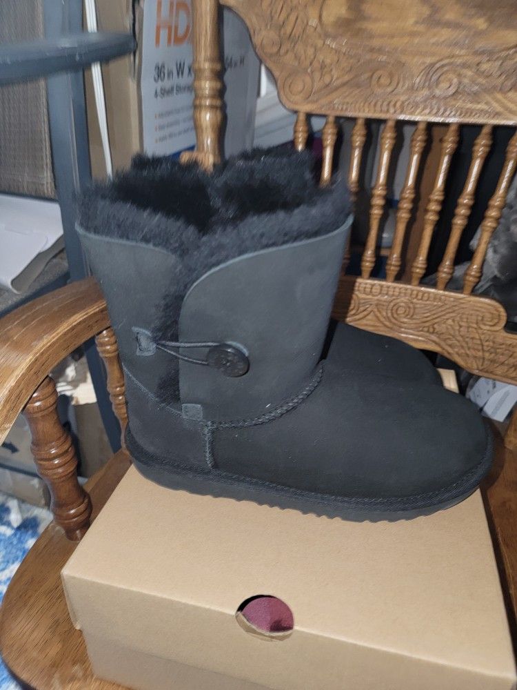 Uggs Size 4 For Kids.