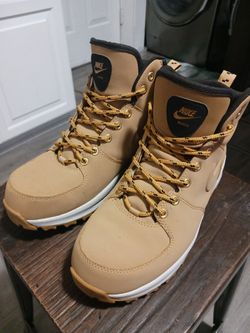 Nike Manoa - Men's 8.5 (Very Lightly Used)