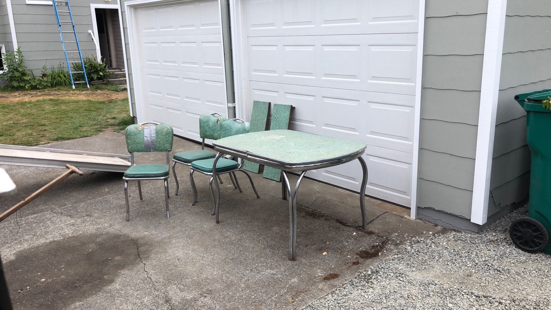 retro 1950 kitchen table a 2 leaf's and 3 chairs