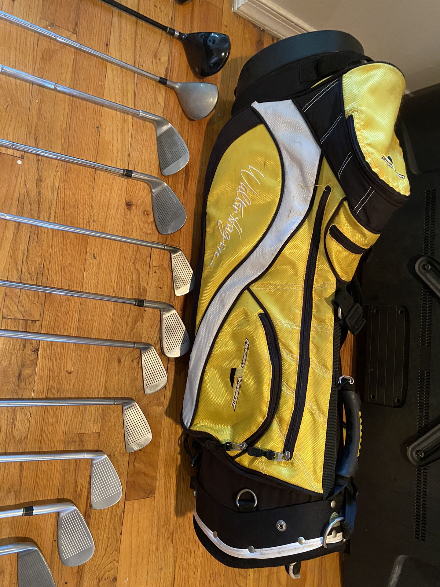 Wilson golf club with bag and 12 bars