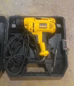 DEWALT DWD115 Heavy-Duty 3/8" VSR Mid-Handle Drill Kit Used No Chuck Key tool