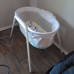 Brand New Fisher Price Bassinet With Mat Clean 
