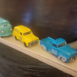 VERY COLLECTABLE  T0Y CARS AND PICKUP TRUCKS 