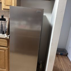 Vissani Upright freezer/Refrigerator