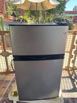 Insignia fridge with freezer