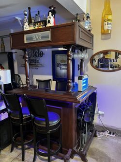 Wooden Bar/ Full Bottom & Top/ 4 Bar Stools / No delivery