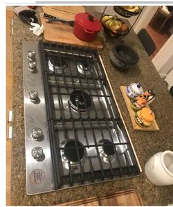 The KitchenAid 36" Professional Stainless Steel 5-Burner Gas Cooktop KCGS556ESS i