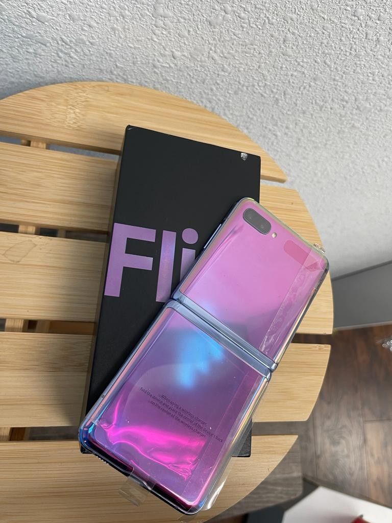 Samsung Galaxy Z Flip 5G Unlocked 256GB PAYMENTS AVAILABLE With $25 DOWN