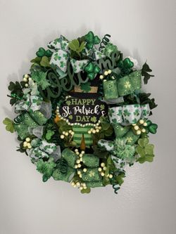 Green St. Patrick's Day Holiday Wreath - Festive Home Decor