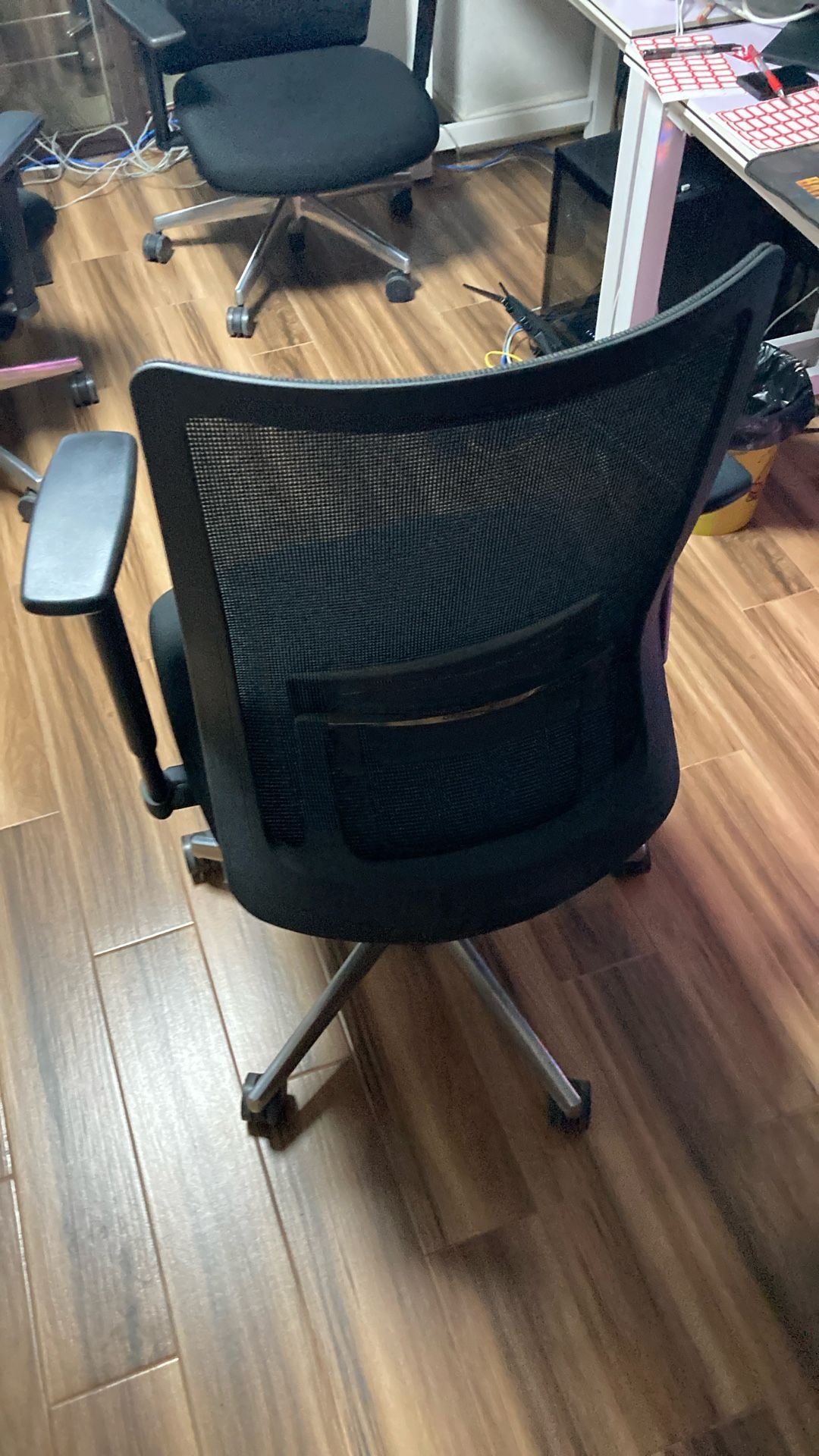 Black swivel adjustable office chair