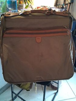 Hartmann Vintage Rolling Garment Bag – Tan Luggage with Leather Trim
Premium Hartmann rolling garment bag designed for transporting suits, dresses, fo