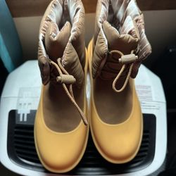 Brand New Uggs Size 8 Women’s 