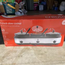 Set Of 3 Slow Cookers New $40 