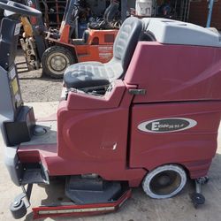 Minuteman Floor scrubber ER32DQP. 20 HRS rider scrubber Eride 28/32