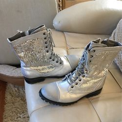 Ladies boots, silver, with sequins size 7 1/2, or do you area come on Siri