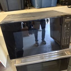 Wolf Built In Microwave 25” With 30” Trim Kit