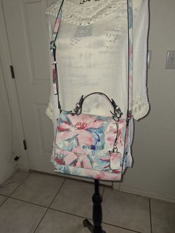 Guess flower print purse very good condition