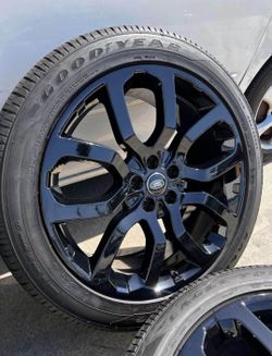 range rover Gloss black new tires 22’s