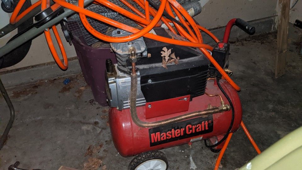 Mastercraft 6 Gallon Hotdog Air Compressor

$120