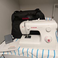 Singer Sewing Machine w/ Carry Bag & Accessories 