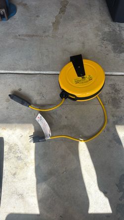 LUMAPRO 125VAC General Purpose Retractable Cord Reel; Number of Outlets: 3, Cord Included: Yes