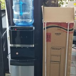 NEW WATER DISPENSER WITH 5 GALLON 