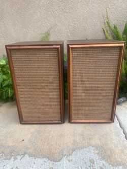 Selling a pair of vintage Magnavox stereo speakers  In good condition