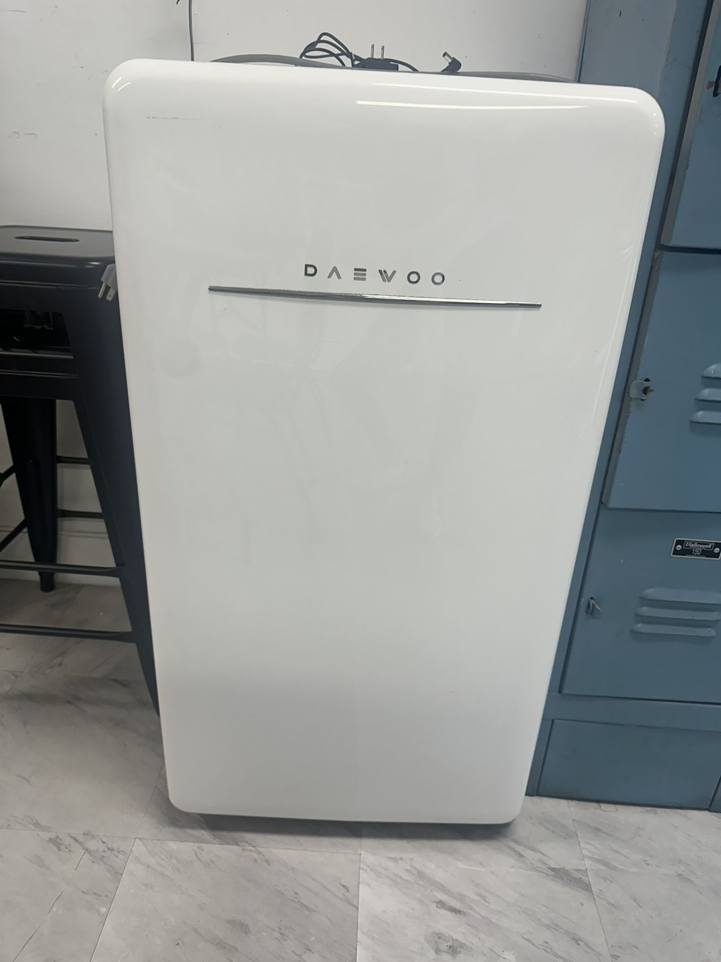 White Mini Fridge Retro Daewoo Compact Refrigerator 4.4cu Ft Crème White