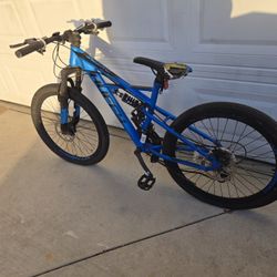 Oxide Men's Mountain Bike used
24″ mountain youth bike needs tires 