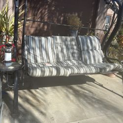 Columpio Tiene 2 Mesitas $40 