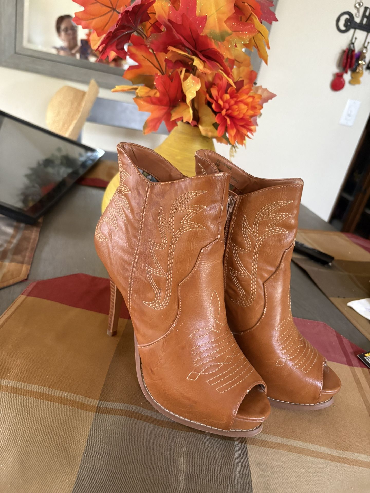 Peek A Boo Toe Heels Sz 6