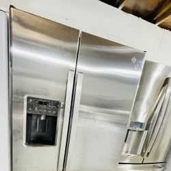 GE Side By Side Refrigerator Like New