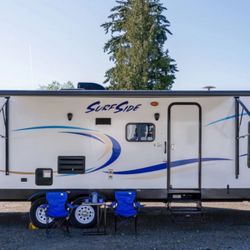 2016 Pacific Coachworks Travel Trailer.  Queen Bed And Triple Bunk Bed