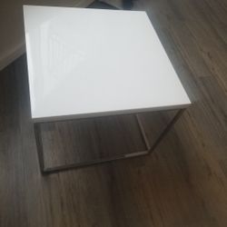2 End Tables $40.00 For the Pair