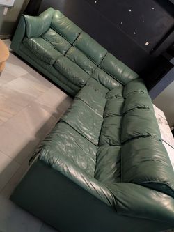 Really nice very comfortable leather couch green tone 2 pieces 6 seats, tall headrest back, unique