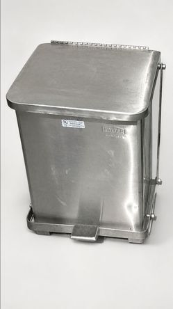 Stainless Steel Step-On Trash Can w/ Removable Liner