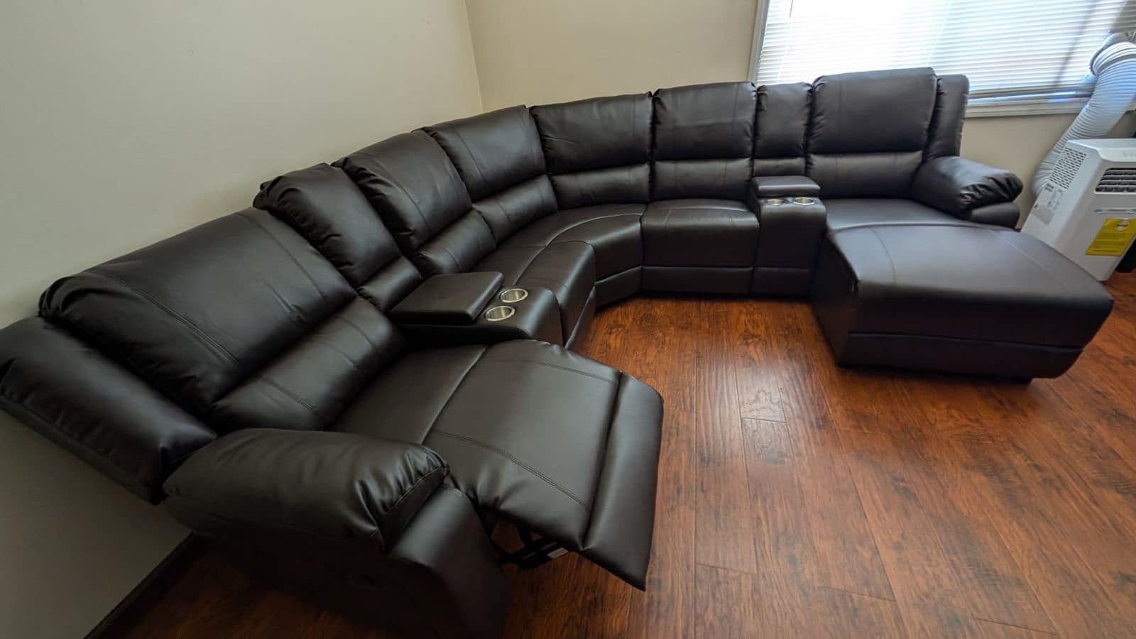 New Recliner Sectional with Chaise! Includes Free Delivery 🚚!
