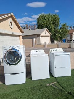 2 washing machinese end one dryer electric