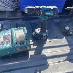 Juego de taladro Makita con dos baterías y un cargador