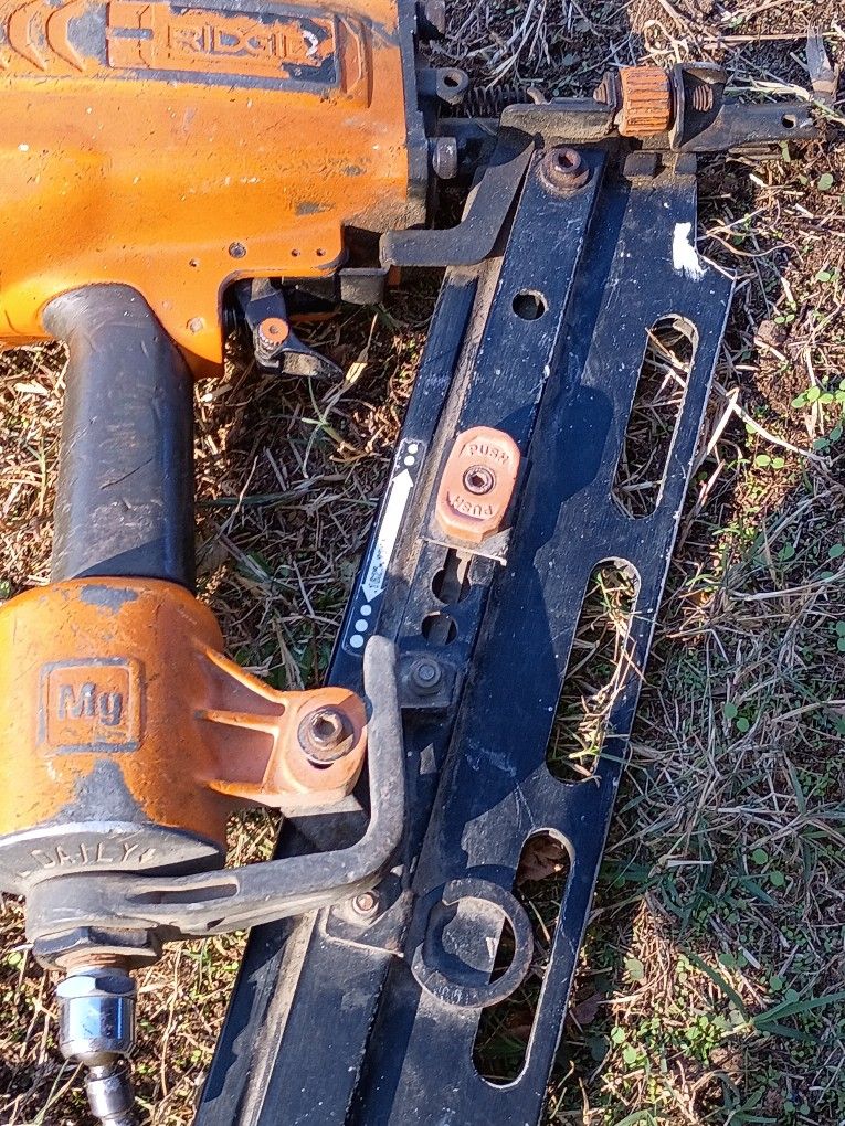 Ridgid 21-Degree 3-1/2 in. Round-Head Framing Nailer (Model R350RHF).