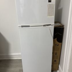 RCA 7.5 Cu. Ft. Top Freezer Refrigerator – White