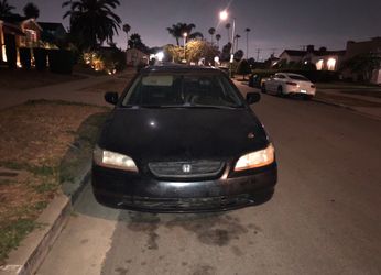 Black Honda accord 1999 coop