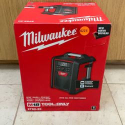 MILWAUKEE 2792-20 M18 RADIO + CHARGER.