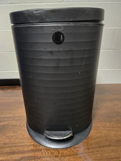 Black Step Trash Can with Lid