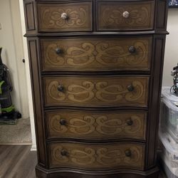 Beautiful 6  Drawer Dresser